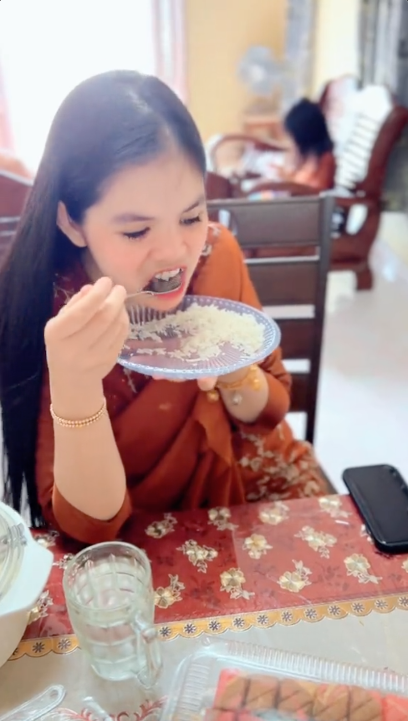 Gadis suka makan nasi putih